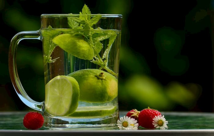 beneficios del agua con limon